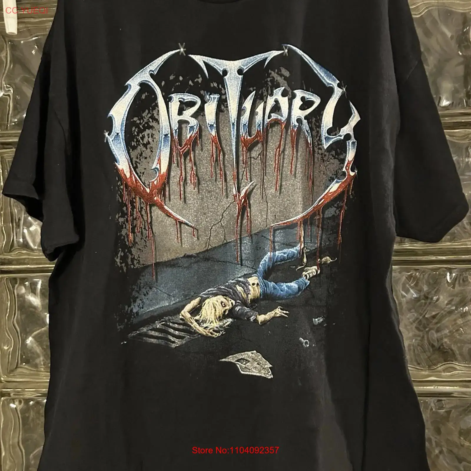 Vintage Fashion Obituaries - Camiseta Obituaria Negra con Estampado Retro